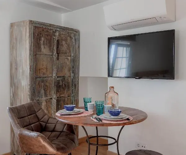 Alfama River View Апартаменти *